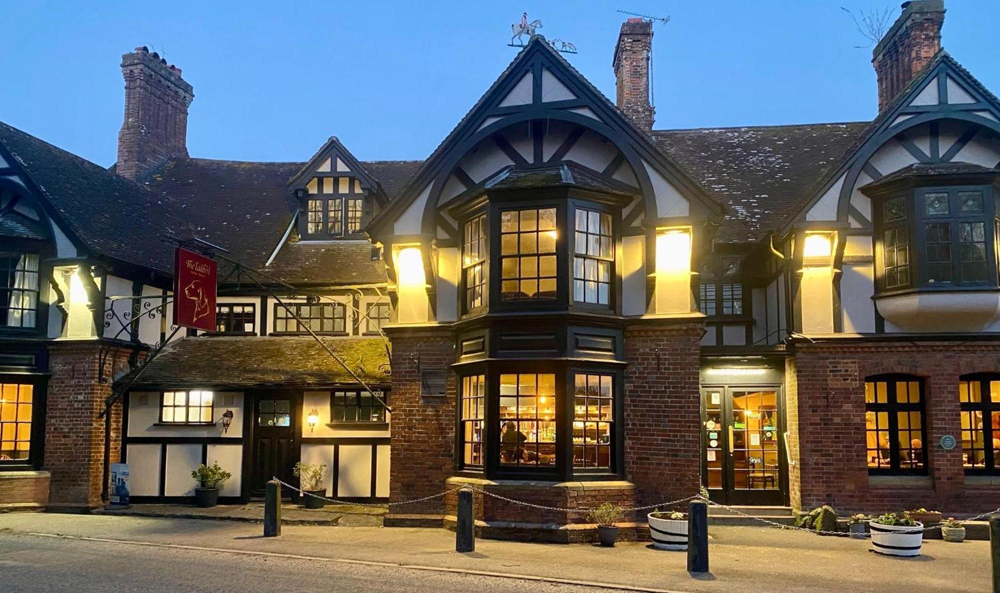 The Talbot And Apartment Iwerne Minster Kültér fotó